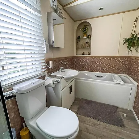 Beautiful Caravan At Manor Park In Hunstanton Beach, Norfolk Ref 23026H Exterior photo