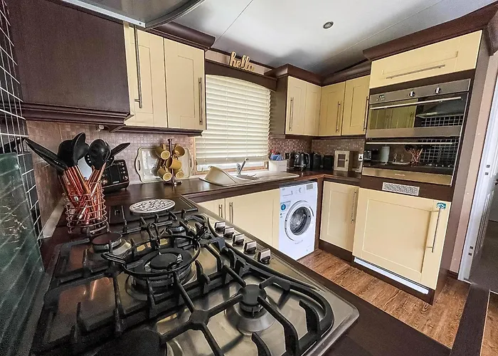 Beautiful Caravan At Manor Park In Hunstanton Beach, Norfolk Ref 23026H