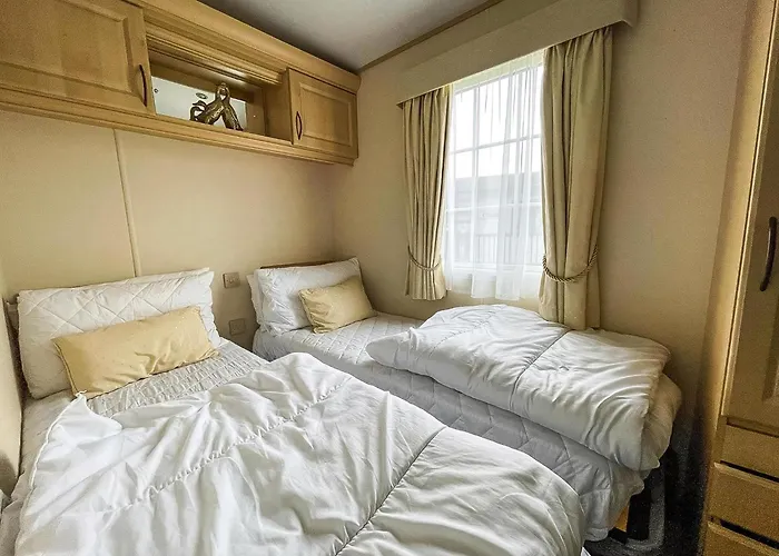 Beautiful Caravan At Manor Park In Hunstanton Beach, Norfolk Ref 23026H