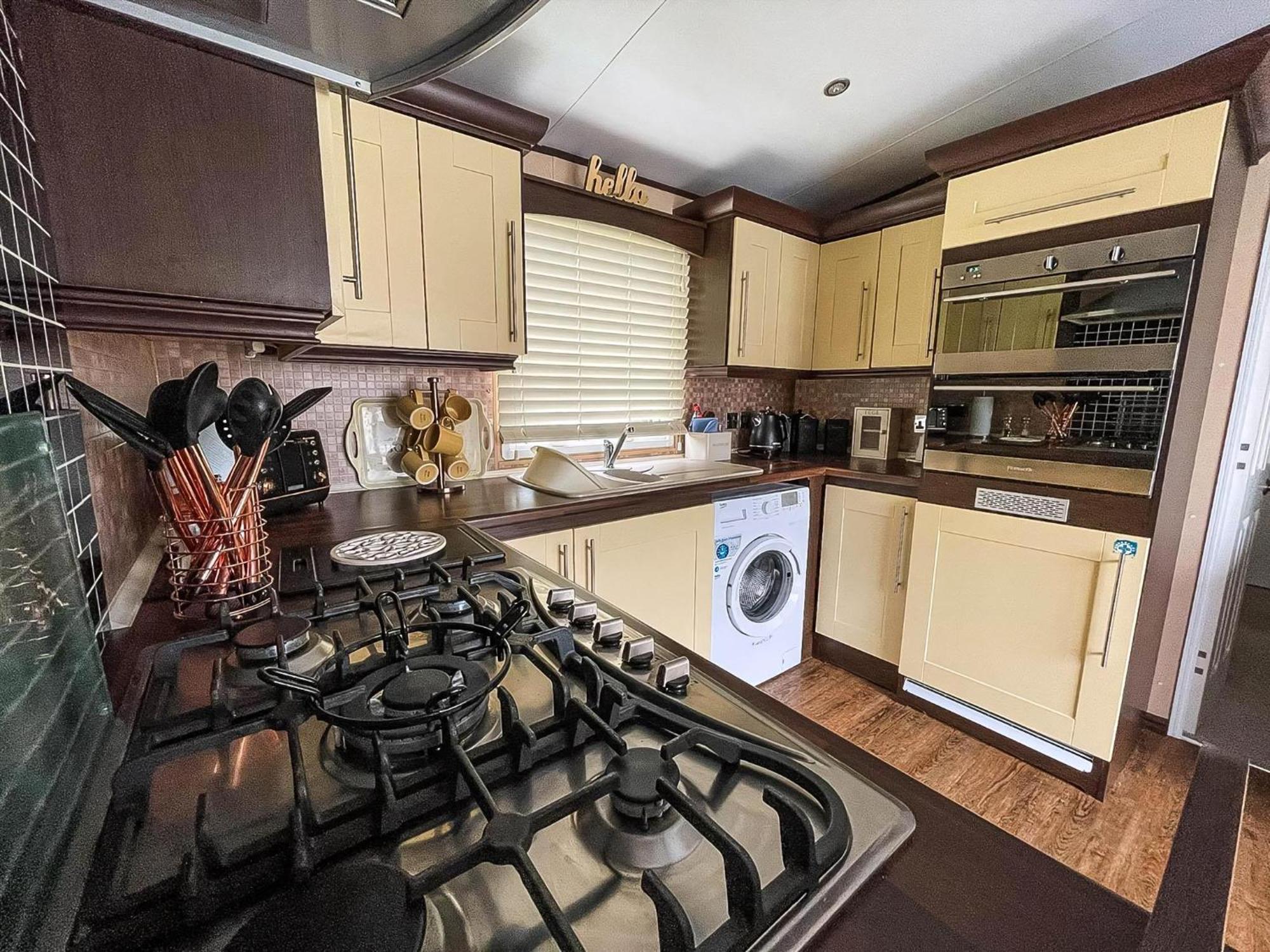 Campsite Beautiful Caravan At Manor Park In Beach, Norfolk Ref 23026h Hunstanton